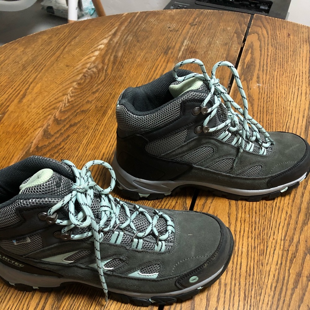 Women’s hiking boots 9.5